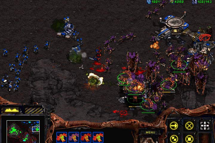 Możesz też przerzucić wojska do bazy, trzymając się prawej krawędzi. Napotkasz minmalny opór, aż do momentu desantu swoich wojsk. - Misja 4 - Agent of the Swarm | Kampania Zergów | StarCraft Remastered - StarCraft: Remastered - poradnik do gry