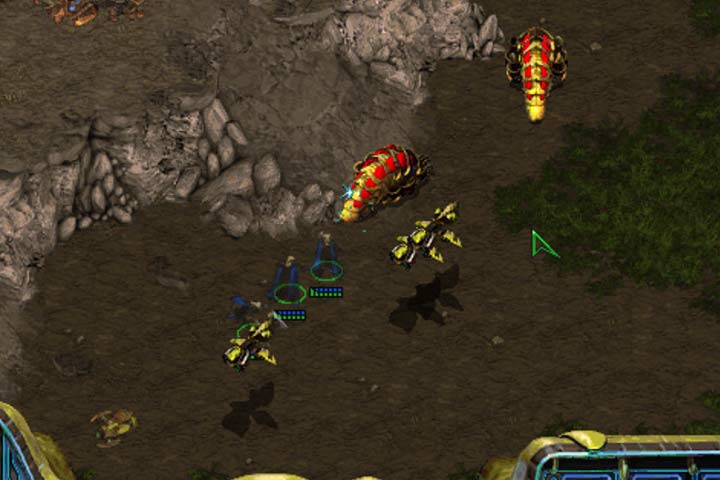 Wysyłaj swoje myśliwce na przedpole, aby zniszczyć przeciwnika zanim zaatakuje ciebie, zwłaszcza jeśli posiada Reavery. - Misja 7 - Homeland | Kampania Protosów | StarCraft Remastered - StarCraft: Remastered - poradnik do gry