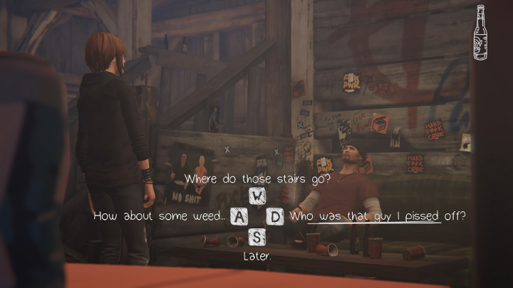 Teraz udaj się do mężczyzny imieniem Frank, siedzi na sofie tuż obok schodów - Rozdział 1 | Solucja Life Is Strange Before the Storm | Epizod 1 - Awake - Life Is Strange: Before the Storm - poradnik do gry