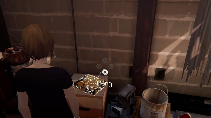 Po lewej stronie od wejścia znajduje się złożony gobelin - Rozdział 2 - Ojciec i Rachel | Solucja Epizod 2 Life Is Strange Before the Storm - Life Is Strange: Before the Storm - poradnik do gry