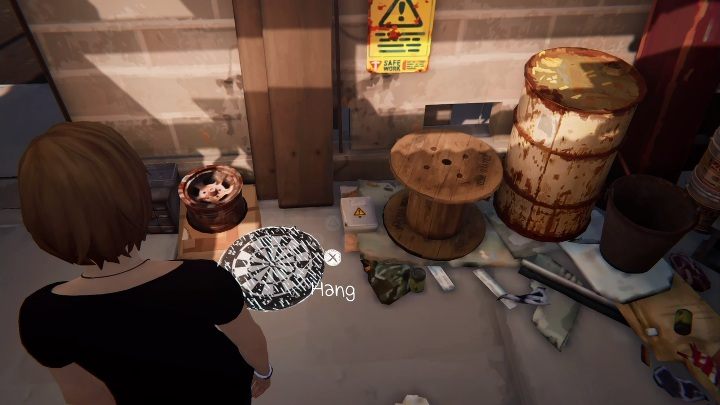 Zaraz przy drzwiach wejściowych leży tarcza do rzutek - Rozdział 2 - Ojciec i Rachel | Solucja Epizod 2 Life Is Strange Before the Storm - Life Is Strange: Before the Storm - poradnik do gry