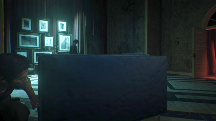 Schowaj się za bokiem kanapy, by uniknąć wykrycia. - Rozdział 2 - Coś jest nie tak | Opis przejścia Evil Within 2 - Evil Within 2 - poradnik do gry