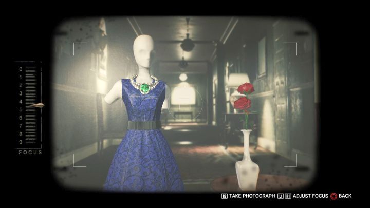 Gdy już ustawisz odpowiednio manekina i rekwizyty, wystarczy pstryknąć zdjęcie. - Rozdział 5 - Zasadzka | Opis przejścia Evil Within 2 - Evil Within 2 - poradnik do gry