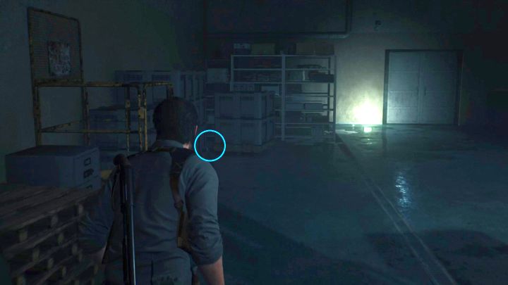 Bobblehead schowany jest pomiędzy skrzyniami. - Rozdział 6 - Łowy | Opis przejścia Evil Within 2 - Evil Within 2 - poradnik do gry