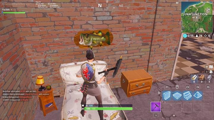Pierwsze trofeum znajdziesz na Rozdrożach Rupieci, w głównym budynku, zaraz nad łóżkiem - Wyzwanie - Zatańcz z trofeum wędkarskim - Fortnite: Battle Royale - poradnik do gry