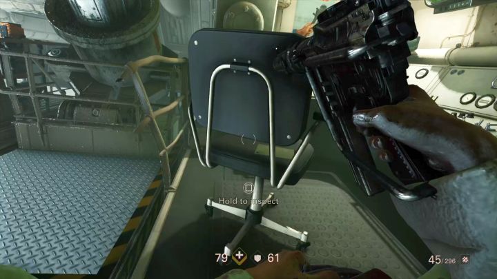 Tekst ukryty na siedzisku krzesła. - Sekrety w Przebudzenie - Rozdział 1 Zjednoczenie | Sekrety Wolfenstein II - Wolfenstein II: The New Colossus - poradnik do gry