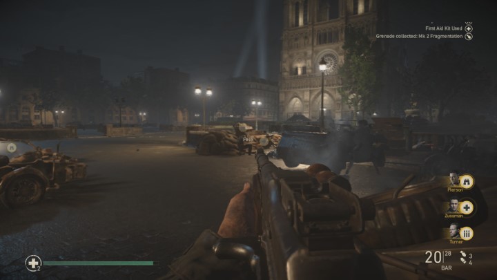 Skieruj się na lewą część placu, względem budynku widocznego na ekranie - Call of Duty WW2: Wyzwolenie - Pamiątki, sekrety, znajdźki - Call of Duty: WW2 - poradnik do gry
