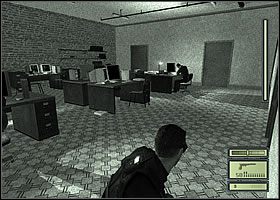 Wejdź w drugie drzwi po prawej - Etap 3 (2) | Police Station | Tom Clancys Splinter Cell - Tom Clancys Splinter Cell - poradnik do gry