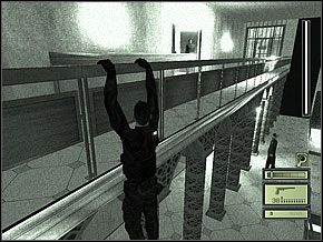 Gdy strażnik odejdzie dalej, wespnij się w górę i podejdź na kuckach do schodów - Etap 1 (2) | Defense Ministry | Tom Clancys Splinter Cell - Tom Clancys Splinter Cell - poradnik do gry