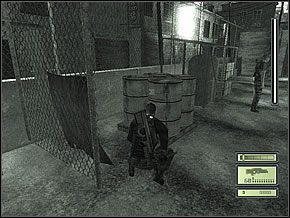 Przez przejście dostań się na lewo, w stronę zadaszenia z przełącznikiem do pobliskich baseników (ale go nie ruszaj - Etap 1 (1) | Abattoir | Tom Clancys Splinter Cell - Tom Clancys Splinter Cell - poradnik do gry