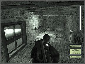 Uważając na co chwila zapalające się światło, przejdź po ciemnej części dachu, przypominającej tunel wentylacyjny, najpierw w lewo, a potem na jego środek - Etap 1 (1) | Abattoir | Tom Clancys Splinter Cell - Tom Clancys Splinter Cell - poradnik do gry