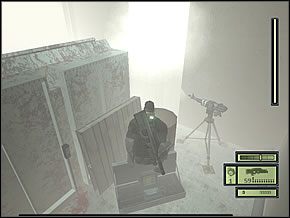 Teraz troszkę się cofnij i rzuć butelką w okolicę pomiędzy wieżyczką a przejściem - Etap 1 (3) | Abattoir | Tom Clancys Splinter Cell - Tom Clancys Splinter Cell - poradnik do gry