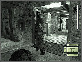Gdy ten zacznie iść w stronę wejścia, które właśnie minąłeś, poczekaj w tym samym miejscu aż strażnik z lewej obróci się do korytarza plecami - Etap 2 (1) | Abattoir | Tom Clancys Splinter Cell - Tom Clancys Splinter Cell - poradnik do gry