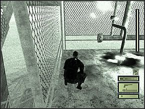 Ogólnie zadanie jest proste - dostać się do drzwi umieszczonych na lewo od zejścia ze schodów - Etap 2 (2) | Oil Refinery | Tom Clancys Splinter Cell - Tom Clancys Splinter Cell - poradnik do gry