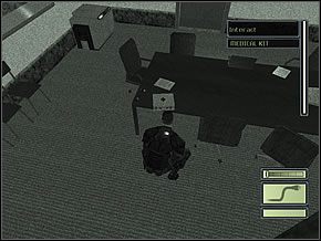 Za wykrywaczem metalu znajduje się kolejna sala, z dwoma strażnikami: jeden pilnuje windy, drugi rozmawia przez telefon - Etap 1 | CIA HQ | Tom Clancys Splinter Cell - Tom Clancys Splinter Cell - poradnik do gry