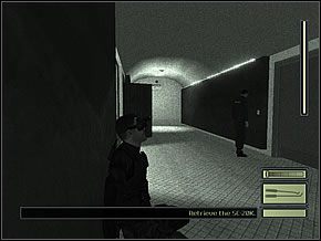 Poczekaj, aż strażnik patrolujący tę część korytarza wróci od maszyny z napojami i minie ów pokoik, a znajdujący się w środku odwróci się i podejdzie do szyby - Etap 2 (1) | CIA HQ | Tom Clancys Splinter Cell - Tom Clancys Splinter Cell - poradnik do gry