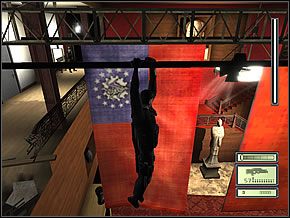 Musisz czymś zająć strażników, więc wyciągnij pistolet i strzel w cokolwiek na sali, najlepiej w środkową statuę, by wszyscy to usłyszeli - Etap 2 (4) | Chinese Ambassy | Tom Clancys Splinter Cell - Tom Clancys Splinter Cell - poradnik do gry