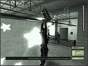 Zaraz pod skaner siatkówki podejdzie dwójka wojaków - Etap 2 (4) | Chinese Ambassy | Tom Clancys Splinter Cell - Tom Clancys Splinter Cell - poradnik do gry