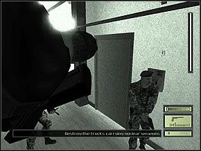 Gdy jeden wojak zacznie skanować siatkówkę, Ty musisz tak wykorzystać sytuację, by opuścić się w dół i wejść za drugim do pomieszczenia - Etap 2 (4) | Chinese Ambassy | Tom Clancys Splinter Cell - Tom Clancys Splinter Cell - poradnik do gry