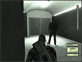 Teraz musisz przejść przed oknem pomieszczenia z kserokopiarkami oraz cywilem w środku - Etap 2 (2) | CIA HQ | Tom Clancys Splinter Cell - Tom Clancys Splinter Cell - poradnik do gry