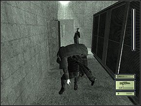 Gdy zatrzyma się przy drzwiach, musisz być dosłownie kawałek za nim - Etap 3 (4) | CIA HQ | Tom Clancys Splinter Cell - Tom Clancys Splinter Cell - poradnik do gry