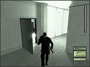 Gdy dotrzesz do sali z paleniskiem z prawej, schowaj się za pierwszą kolumną, po jej lewej stronie, by pozostać w cieniu - Etap 2 (1) | Kalinatek | Tom Clancys Splinter Cell - Tom Clancys Splinter Cell - poradnik do gry