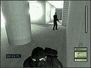Ruszaj dalej oświetlonym korytarzem, uważając na minę czułą na ruch z prawej - Etap 2 (2) | Kalinatek | Tom Clancys Splinter Cell - Tom Clancys Splinter Cell - poradnik do gry