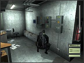 Przejdź spokojnie przez oświetlony teren na środek sali i do schodków - Etap 2 (3) | Kalinatek | Tom Clancys Splinter Cell - Tom Clancys Splinter Cell - poradnik do gry