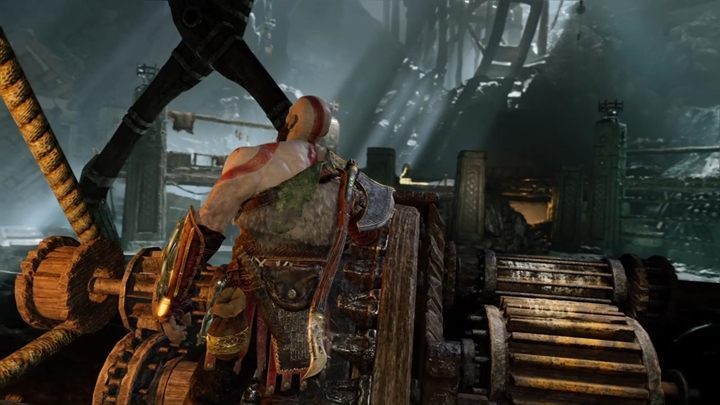 Podejdź do wielkiego kołowrotka i spróbuj go uruchomić - zostanie on niestety zablokowany i pojawi się fala wrogów - God Of War: Wnętrze Góry - solucja, opis przejścia - God Of War - poradnik do gry