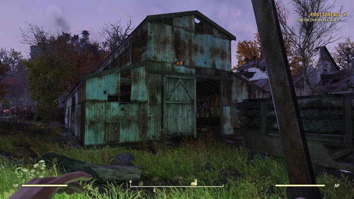 Na terenie tartaku odszukaj dużą szopę. - Dobra broń na start w Fallout 76 - Fallout 76 - poradnik do gry