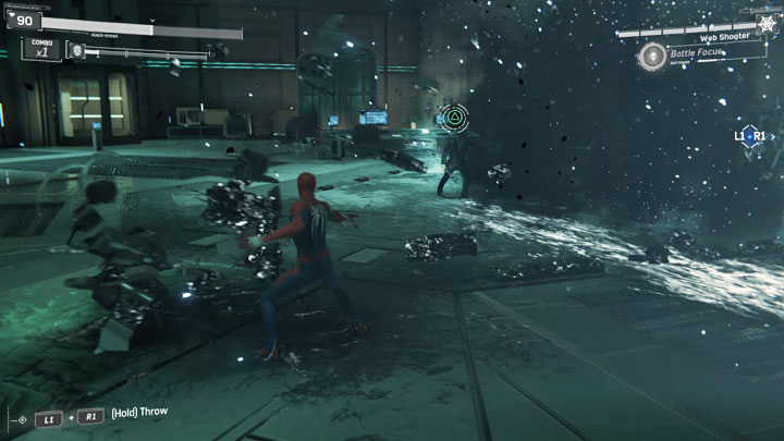 W bossa możecie rzucać obiektami chwytanymi z użyciem pajęczyn (L1+R1 na padzie) - Marvels Spider-Man: Sedno sprawy (The Heart of the Matter) - solucja, opis przejścia - Marvels Spider-Man - poradnik do gry