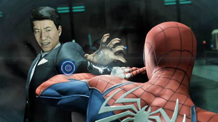Po jednej ze serii Waszych ataków dojdzie do sceny siłowania się i musicie szybko wciskać wskazany przycisk (Kwadrat na padzie) - Marvels Spider-Man: Sedno sprawy (The Heart of the Matter) - solucja, opis przejścia - Marvels Spider-Man - poradnik do gry