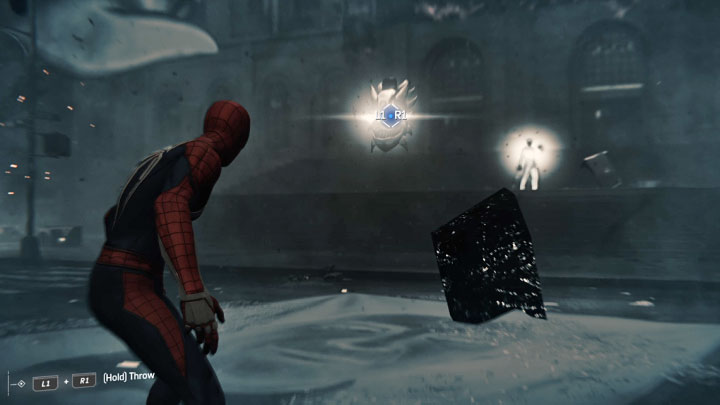 Docelowo musicie złapać lewitującą maskę (kombinacja L1+R1 na padzie) i cisnąć nią w stronę Martina Li - Marvels Spider-Man: Kurs kolizyjny (Collision Course) - solucja, opis przejścia - Marvels Spider-Man - poradnik do gry