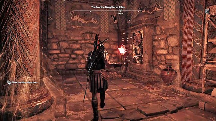Starożytna stela jest w lewym narożniku głównego pomieszczenia grobowca - Grobowce w Arkadii - Assassins Creed Odyssey - poradnik do gry