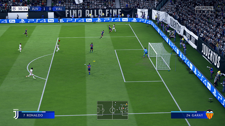 Dośrodkowanie z boku boiska to najczęstsze, a zarazem niezwykle groźne zagranie, które może zakończyć się strzałem na bramkę - Zakończenie ataku w FIFA 19 - FIFA 19 - poradnik do gry