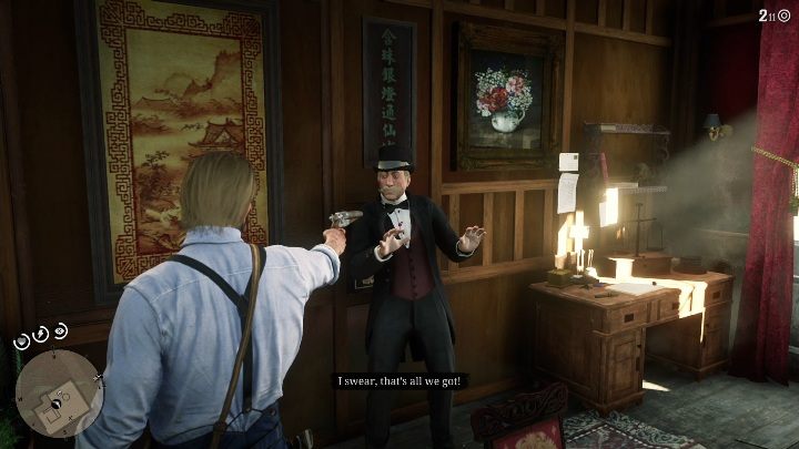 Aby dostać się do sejfu musisz zagrozić bronią mężczyźnie pokazanemu na screenie powyżej - Red Dead Redemption 2: Napady na sklepy - jak obrabować? Lista, lokacje, mapy - Red Dead Redemption 2 - poradnik do gry
