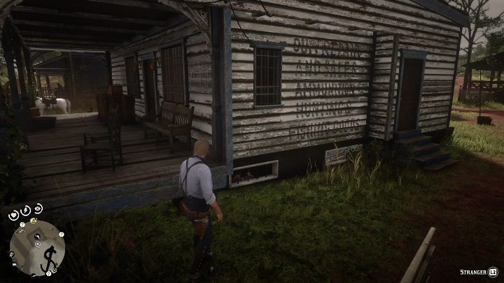 Zanim wejdziesz do środka musisz podejść do prawej ściany domu i porozmawiać z zamkniętym w piwnicy mężczyzną - Red Dead Redemption 2: Napady na sklepy - jak obrabować? Lista, lokacje, mapy - Red Dead Redemption 2 - poradnik do gry