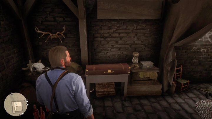 W piwnicy znajdziesz futerał z bronią oraz skrzynkę z pieniędzmi - Red Dead Redemption 2: Napady na sklepy - jak obrabować? Lista, lokacje, mapy - Red Dead Redemption 2 - poradnik do gry