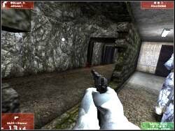 Po ominięciu drzwi (możesz je spokojnie otworzyć, nikogo tu nie ma) dojdziesz do właściwego kompleksu - Zadanie 3 - OPIS PRZEJŚCIA - Tom Clancys Rainbow Six 3: Raven Shield - poradnik do gry