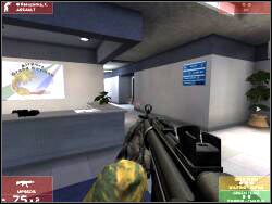 Dwóch pierwszych wrogów będzie znajdowało się: przy logo Airport Grand Cayman oraz w korytarzu po lewej - Zadanie 5 - OPIS PRZEJŚCIA - Tom Clancys Rainbow Six 3: Raven Shield - poradnik do gry