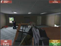 Oto jak to wszystko powinno wyglądać: zakładasz na drzwi ładunek (Breaching Charge), wysadzasz go i w tym samym momencie dajesz Go-Code - Zadanie 5 - OPIS PRZEJŚCIA - Tom Clancys Rainbow Six 3: Raven Shield - poradnik do gry