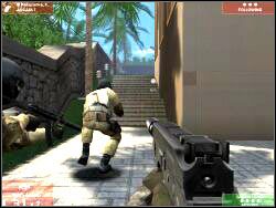 Obie drużyny zaczynają w tym samym miejscu - Zadanie 6 - OPIS PRZEJŚCIA - Tom Clancys Rainbow Six 3: Raven Shield - poradnik do gry