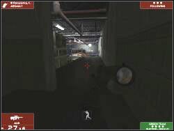 Przy widocznej na screenie barierce stoi jeden wróg - Zadanie 7 - OPIS PRZEJŚCIA - Tom Clancys Rainbow Six 3: Raven Shield - poradnik do gry