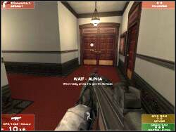 Po dotarciu do widocznego na screenie miejsca powoli zbliż się do oznaczonych drzwi - Zadanie 10 - OPIS PRZEJŚCIA - Tom Clancys Rainbow Six 3: Raven Shield - poradnik do gry