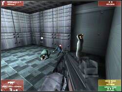 Pomieszczenie z zakładnikami przedstawia się następująco: jest tu trzech terrorystów, jeden z nich stoi na czatach a dwóch bezpośrednio przy uwięzionych - Zadanie 10 - OPIS PRZEJŚCIA - Tom Clancys Rainbow Six 3: Raven Shield - poradnik do gry