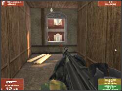 Zachowaj SZCZEGÓLNĄ OSTROŻNOŚĆ ponieważ w widocznym na screenie oknie (chodzi o to dolne) znajduje się snajper, który ma Twoich ludzi podanych jak na tacy (idziesz korytarzem w jego kierunku) - Zadanie 15 - OPIS PRZEJŚCIA - Tom Clancys Rainbow Six 3: Raven Shield - poradnik do gry