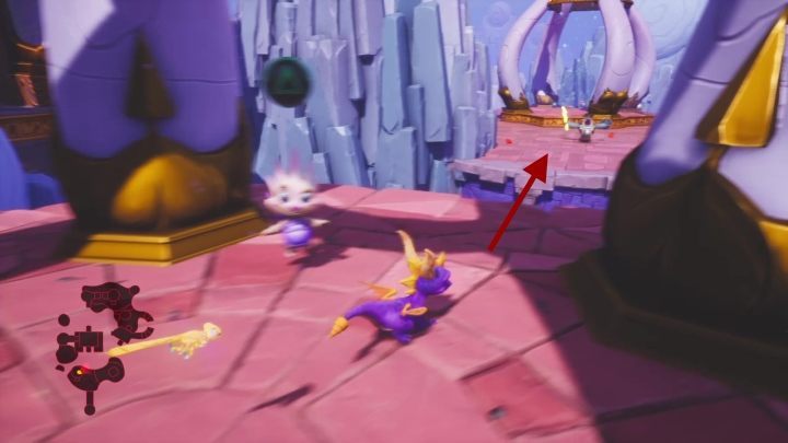 Ze szczytu budynku, na który dostałeś się za pomocą platformy, będziesz mógł przeskoczyć na kolejną platformę - Iglice w Chmurach - Solucja do Spyro: Year Of The Dragon - Spyro Reignited Trilogy - poradnik do gry