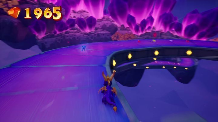 Idąc natomiast na prawo od czarodzieja trafisz na wyspę z teleportem, skorzystaj z niego, a dolecisz do portalu dla Bentleya - Kryształowe Wyspy - Solucja do Spyro: Year Of The Dragon - Spyro Reignited Trilogy - poradnik do gry