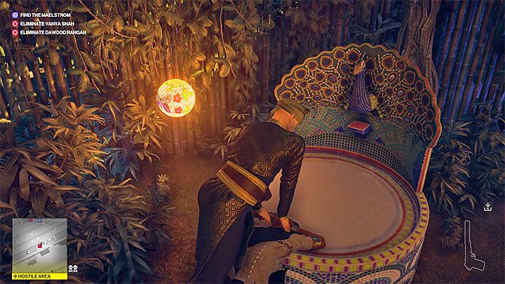 Schowaj się w krzakach i zaczekaj aż Vanya Shah pojawi się tu żeby przemyć twarz - Zamordowanie Vanyi Shah w misji Pościg za zjawą | Hitman 2 - Hitman 2 - poradnik do gry