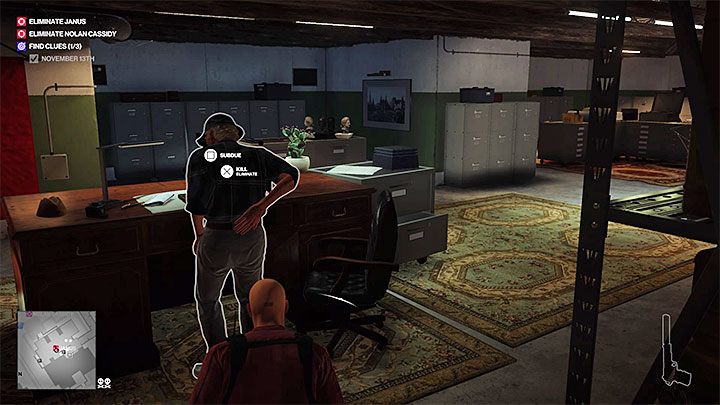 Spokojnie odczekaj aż Janus po złożeniu wizyty w pomieszczeniu z gramofonem wyruszy do piwnicy - Zamordowanie Janusa w Zatoczce Whittleton | Hitman 2 - Hitman 2 - poradnik do gry